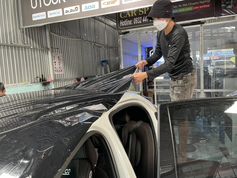 Vinfast Lux A dán nóc trần, ốp gương đen bóng cao cấp