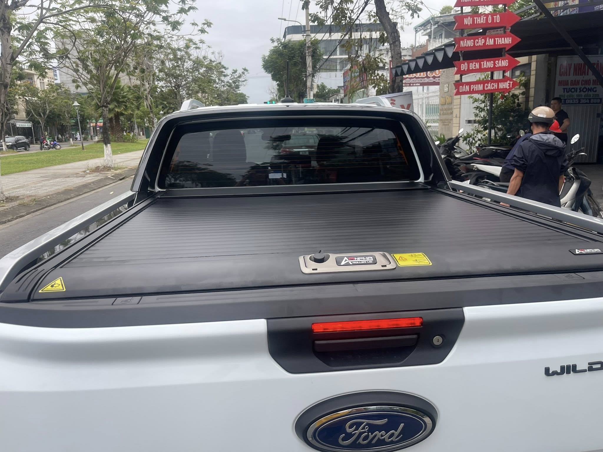 Nắp thùng cuộn cơ cho ford wild track