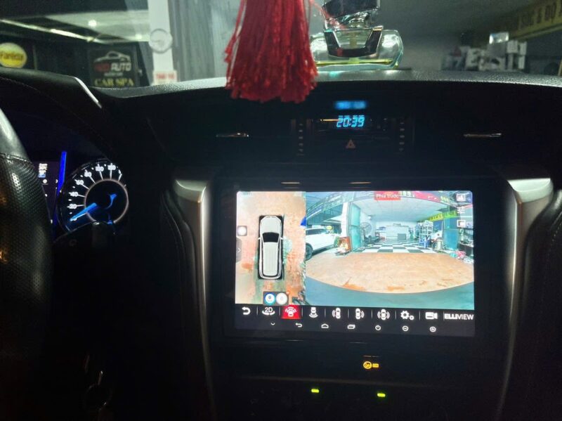 Lắp đặt màn hình liền camera 360 Fortuner