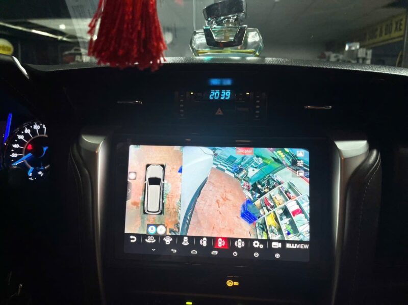 Lắp đặt màn hình liền camera 360 Fortuner