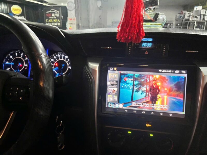 Lắp đặt màn hình liền camera 360 Fortuner
