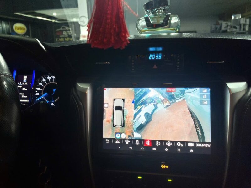 Lắp đặt màn hình liền camera 360 Fortuner